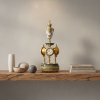 Horloge de table mécanique vintage française en laiton doré 24 carats à 3 cadrans avec thermomètre et baromètre sous un vase en porcelaine