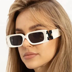 Lunettes de soleil rectangulaires avec plusieurs options de couleurs, logo personnalisé, monture intégrale, protection UV400, style décontracté unisexe pour adultes, utilisation à la plage - Product Image 1