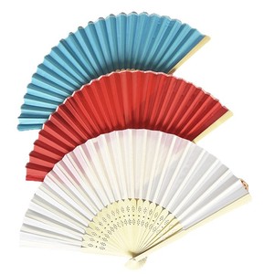 Éventails en bambou écologiques et durables avec motifs décoratifs peints sur le thème de l'amour pour les mariages, la décoration intérieure et les souvenirs - Product Image 1