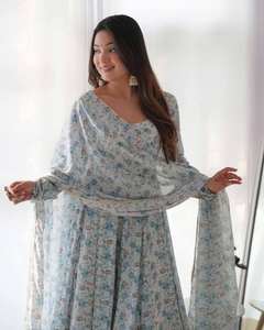 Magnifique robe Anarkali en mousseline de soie à imprimé floral pour femmes, avec une élégante jupe évasée longue pour les festivals et les mariages - Product Image 1