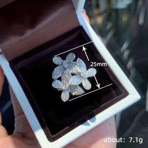Anello Cocktail Q150 con Fiori, Micro Pavé di Strass, Creazione in Laboratorio, Anelli Unisex per Feste e Moda - Product Image 5