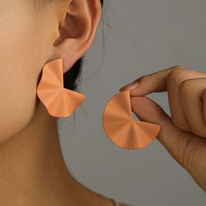 Venta Directa de Fábrica, Pendientes de Moda con Forma de Abanico Geométrico Coloridos, Unisex, de Aleación Metálica, Modernos - Product Image 1