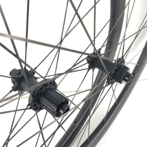 SOARROCS 1250g Roues de vélo de route en carbone 45mm Tubeless Ready 21 trous 36T Moyeu frein à disque Center Lock Rayons en carbone <span class=keywords><strong>Roue</strong></span> de gravier - Product Image 4