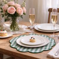 Set de table personnalisé en toile gingham de 37 cm, forme de fleur festonnée, avec bord brodé pour table à manger