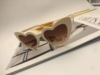 022/Trendy Fashion Ladies Love Shaped Lunettes de soleil UV400 PC Glass Lenses High Quality PC Frame Heart Design with Shaking Sound