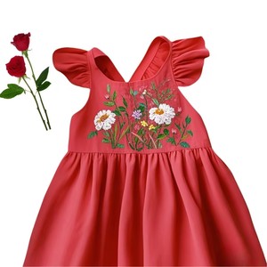 Abito da bambina a tinta unita con decorazioni floreali, in cotone ecologico, a maniche corte, modello a trapezio, traspirante, estivo. - Product Image 3