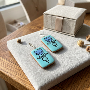 Boucles d'oreilles pendantes en céramique turquoise, motif fleur, faites à la main, en argile, avec crochets plaqués argent - Product Image 1