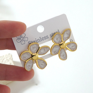 Boucles d'oreilles clous en émail marbré plaqué or 18 carats EH525 - Boucles d'oreilles en acier inoxydable, styles variés, bijoux pour femmes - Product Image 3