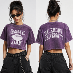 T-shirt court personnalisé pour femme, style universitaire vintage, avec motif graphique délavé, pour supporter de football, streetwear - Product Image 1