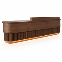 Comptoir de réception moderne en bois cannelé, design incurvé, bande LED, taille personnalisée, bureau d'accueil pour hall d'entreprise