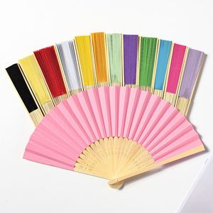 Éventails promotionnels de 21 cm de style vintage en bambou sculpté avec votre logo sur surface en tissu imprimé pour le Nouvel An chinois - Product Image 2