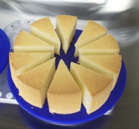 Machine de découpe alimentaire ultrasonique certifiée pour desserts, gâteaux, brownies, avec nettoyage automatique, en acier inoxydable, sécurisée, pour la pâtisserie industrielle et les cheesecakes