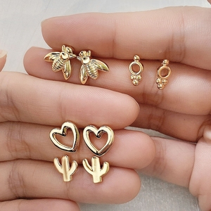 Prêt à expédier : Boucles d'oreilles clous creuses massives plaquées or 18 carats pour femmes - Product Image 5
