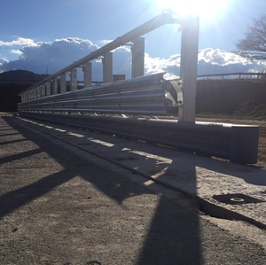 Barrera de seguridad vial amigable con la motocicleta con barandilla de viga galvanizada Barandilla de protección corrugada hecha de metal - Product Image 2