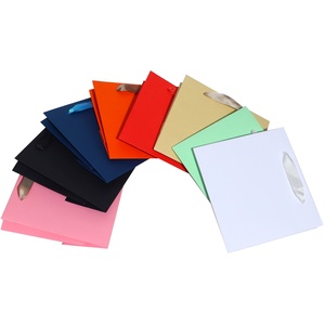 Bolsa de Regalo de Papel de Lujo Personalizada Reciclada, Bolsas de Papel Impresas Personalizadas en Rojo Chino con Cinta - Product Image 6