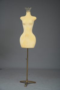 Maniquí de <span class=keywords><strong>Costura</strong></span> de Plástico para <span class=keywords><strong>Mujer</strong></span>, Tallas Grandes, con Caderas y <span class=keywords><strong>Busto</strong></span> Anchos, con Base Dorada, Venta al por Mayor - Product Image 6