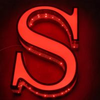 Lettres en acrylique avec source lumineuse LED à matrice de points, bordure en acier inoxydable perforée sur mesure, panneau de porte IP65, hôpitaux, entreprises