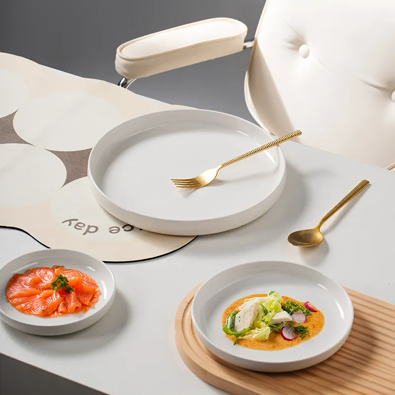 Vente en gros d'usine Jinbaichuan Vaisselle personnalisée Plats en céramique Assiette ronde en porcelaine blanche pour hôtel restaurant