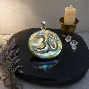 Pendentif Om en labradorite fait main - Adoptez la harmonie spirituelle et la maîtrise artistique - UNIQUE (1 pièce seulement) - Product Image 3