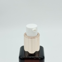 Flacon carré en verre dégradé ambré de luxe de haute qualité avec pompe dorée et bouchon à vis en aluminium 30 ml pour sérum et crème essentielle de soin de la peau
