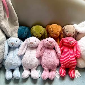 Peluche Jellycats de la série Shy Bugs Bunny, version haute qualité, avec logo doré et motif floral, Love Bugs Bunny - Product Image 1