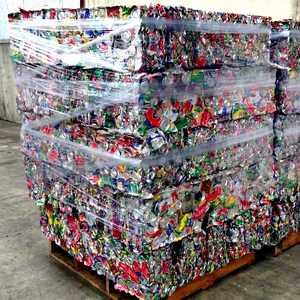 Bales de rebuts de canettes en aluminium compressées, enveloppées de plastique pour le recyclage - Product Image 1