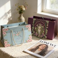 Sacs cadeaux en papier kraft recyclé à imprimé floral de luxe avec poignées en ruban de longueur manuelle pour boutique de vêtements
