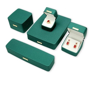 Boîtes cadeaux pour bijoux personnalisées en gros, boîte à bijoux en cuir PU fin avec étiquette métallique, boîte de luxe verte et grise pour bague, bracelet, collier - Product Image 2