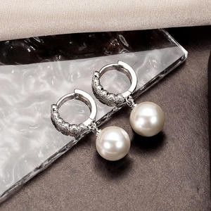 Orecchini Pendenti E3974 in Oro Bianco con Perle, Montatura in Oro 18K, Perle Coltivate Rotonde AAA, Stile Classico da Sposa per Donna - Product Image 6