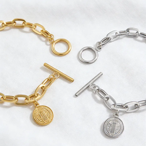 Bracelet tendance en croix de Saint-Benoît, conçu avec une chaîne en acier inoxydable 304 plaqué or 18 carats, chaîne en forme de trombone, bijoux décontractés pour tous les jours - Product Image 4