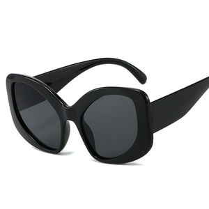 <span class=keywords><strong>Occhiali</strong></span> <span class=keywords><strong>da</strong></span> <span class=keywords><strong>sole</strong></span> Vintage Cat Eye donna 2025 retrò maschera irregolare <span class=keywords><strong>occhiali</strong></span> <span class=keywords><strong>da</strong></span> <span class=keywords><strong>sole</strong></span> oversize UV400 <span class=keywords><strong>occhiali</strong></span> <span class=keywords><strong>da</strong></span> <span class=keywords><strong>sole</strong></span> marca Designer Y2K - Product Image 2