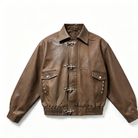 Blouson Bomber en Cuir Vintage pour Homme avec Broderies, Poches Cargo, Décoration à Crochets sur le Devant, Ourlet Élastique, Coupe Ample et Courte, Commande en Gros Personnalisée