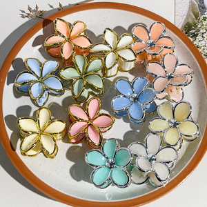 Lot de 6 pinces à <span class=keywords><strong>cheveux</strong></span> en forme de <span class=keywords><strong>fleur</strong></span> plaquées or <span class=keywords><strong>avec</strong></span> bords argentés de 4,5 cm – Accessoires capillaires <span class=keywords><strong>pour</strong></span> femmes - Product Image 1