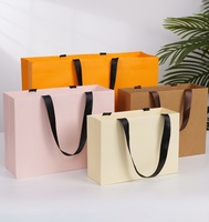 Sac en carton noir à fond carré, personnalisable avec votre propre logo, recyclable, réutilisable, avec poignée en ruban, pour les petites entreprises de luxe