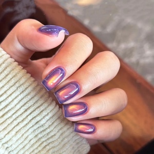 Vernis à ongles gel effet œil de chat violet base orange clair, motif nuages de flammes éclatants - Product Image 1