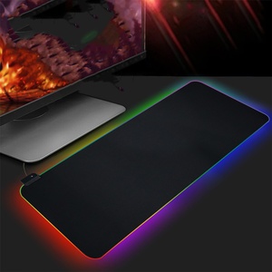 Tapis de souris gaming personnalisé avec image, bords cousus anti-frayage, tapis de bureau étendu, tapis de souris RGB noir avec effets lumineux, surface lisse - Product Image 3