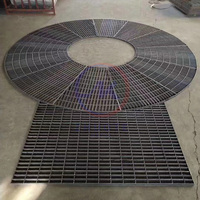 Grille carrée en acier galvanisé robuste antidérapante pour passerelles et plateformes, avec design courbé pour les murs de réservoirs ronds et de conduites