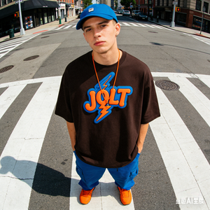 เสื้อยืดคอกลมทรงปกติสำหรับผู้ชาย ผ้าฝ้ายคุณภาพสูง 100% 230gsm พร้อมลายพิมพ์นูนแบบกำหนดเอง ระบายอากาศได้ดีและเป็นมิตรกับสิ่งแวดล้อม - Product Image 1