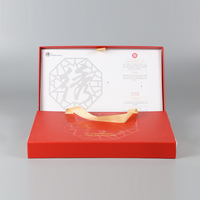 Emballage rouge Cadeau en papier artisanal Nichoir pour oiseaux avec poignée