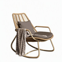 Fauteuil à bascule d'extérieur au style simple et décontracté avec accoudoirs, adapté aux occasions en plein air telles que les terrasses, les balcons, etc.