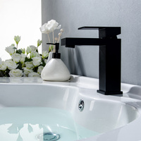 Keran Wastafel Kamar Mandi Hitam Matte Kuningan Solid Lubang Tunggal Persegi Tuas Tunggal Terpasang di Dek Mixer Air Panas Dingin Grosir
