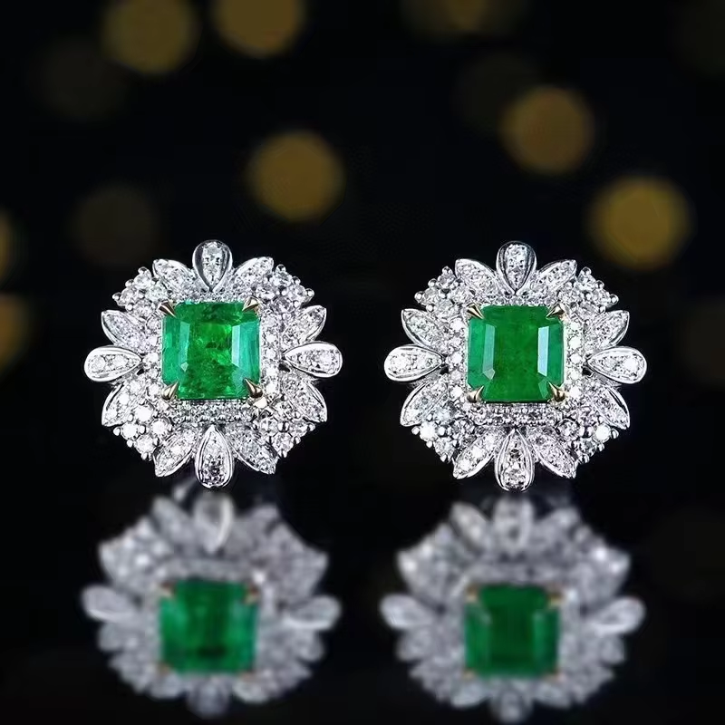 Boucle d'oreille en or 18 carats avec émeraude naturelle et diamant