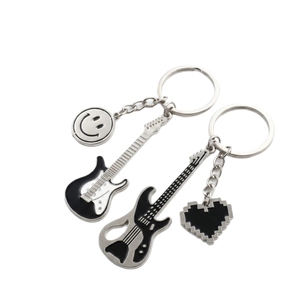 Porte-clés Guitare Électrique Noir et Blanc en Gros, Breloque Cœur Pixel Smiley pour Amateurs de Musique - Product Image 1