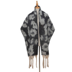 Bufanda de estilo europeo con color degradado Capa de moda para mujer Alpace Chales de borlas de lana súper cálidos - Product Image 3