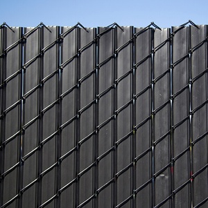 سياج ربط بنمط سلسلة للخصوصية مع شريط بلاستيكي للخصوصية سياج ربط بنمط مشبك من البولي إيثيلين بأسطوانة حاجز مرئي لسور الخصوصية بالفناء - Product Image 1