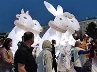 Énorme chèvre de marche gonflable, marionnette géante blanche gonflable avec lumières internes, marionnette gonflable pour festival de théâtre de rue