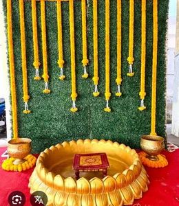 Urli en fibre de grande taille, de forme florale de lotus doré traditionnel et magnifique, diamètre 5,5 pieds, pour la cérémonie Haldi et les mariages - Product Image 3