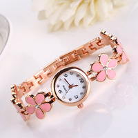 Montres pour femmes avec trèfle à quatre feuilles Vintage Simple Casual Ladies Wristwatch Creative Round Watches
