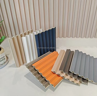 Panneaux muraux en plastique et bois, panneaux préfabriqués en WPC avec surface décorative en bois, épaisseur 24 mm, design moderne pour utilisation hôtelière