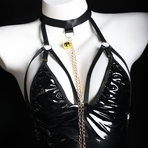 Combinaison en cuir verni avec chaîne, design bondage à entrejambe ouvert, pour un look alternatif de domination. - Product Image 2